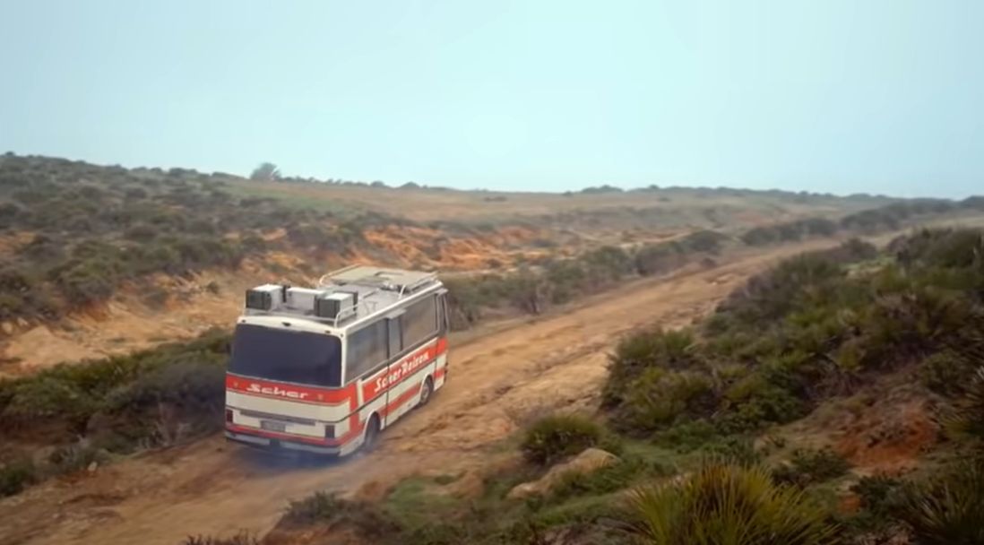Fünfköpfige Familie steigt aus und reist mit einem selbstgebauten Bus um die Welt